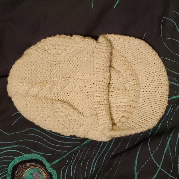 White cable knit winter cap - Picture 3 of 3